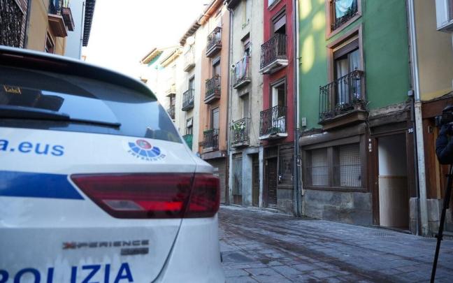 Imagend e archivo de un vehículo de la Ertzaintza en la calle Santo Domingo de Vitoria. Jorge Muñoz