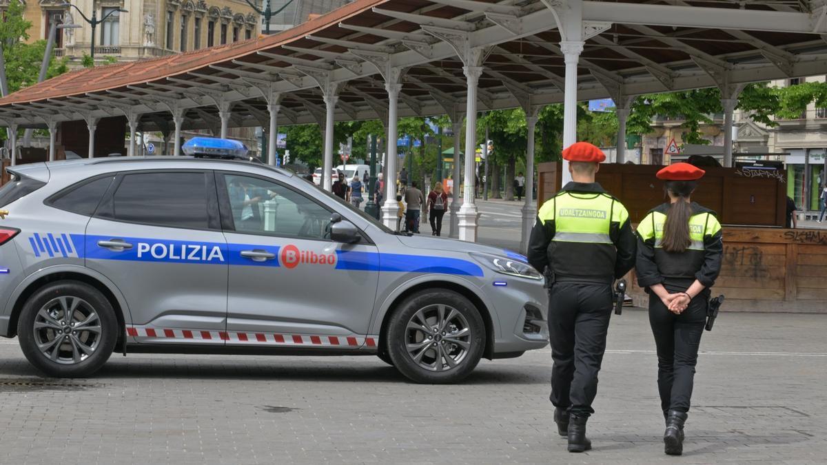 Dos agentes de la Policía Municipal de Bilbao en El Arenal. Oskar Gonzalez
