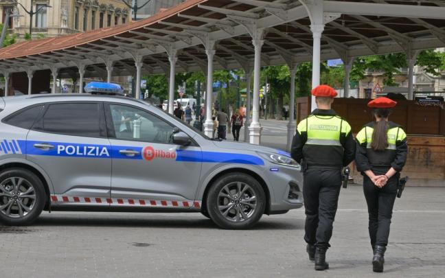 Dos agentes de la Policía Municipal de Bilbao en El Arenal. Oskar Gonzalez
