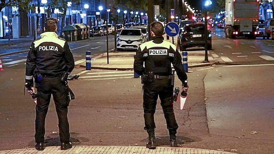 Dos agentes de la Policía Local de Vitoria Alex Larretxi
