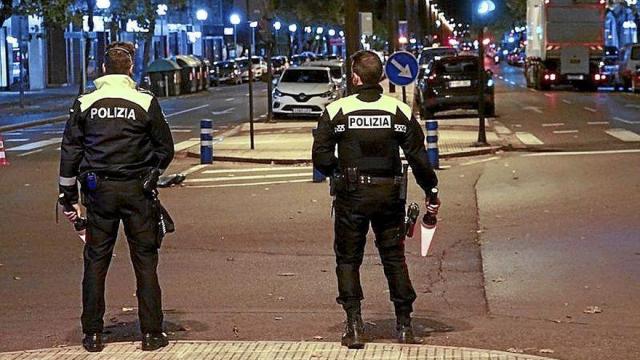 Dos agentes de la Policía Local de Vitoria Alex Larretxi
