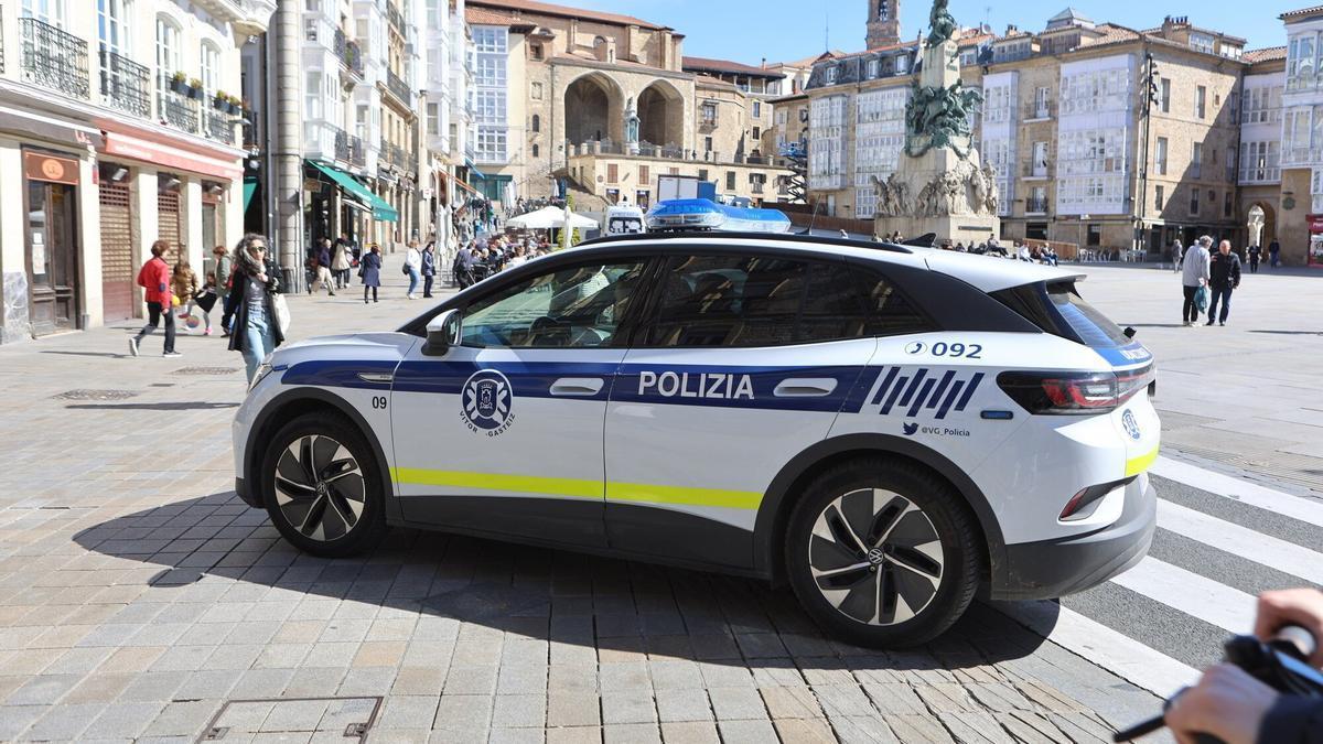 Agentes de la Policía Local y la Ertzaintza en Vitoria Pilar Barco