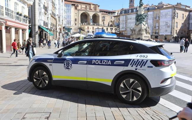 Agentes de la Policía Local y la Ertzaintza en Vitoria Pilar Barco