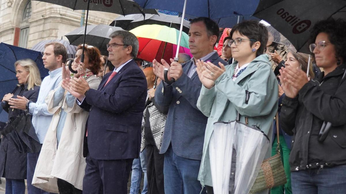 El Ayuntamiento de Bilbao ha realizado una concentración en las escalinatas del Consistorio para condenar el asesinato de una mujer de 31 años mujer, Yanely Gonzales, a manos de su pareja en el domicilio que ambos compartían en el barrio de Santutxu, en la zona del Mina del Morro.