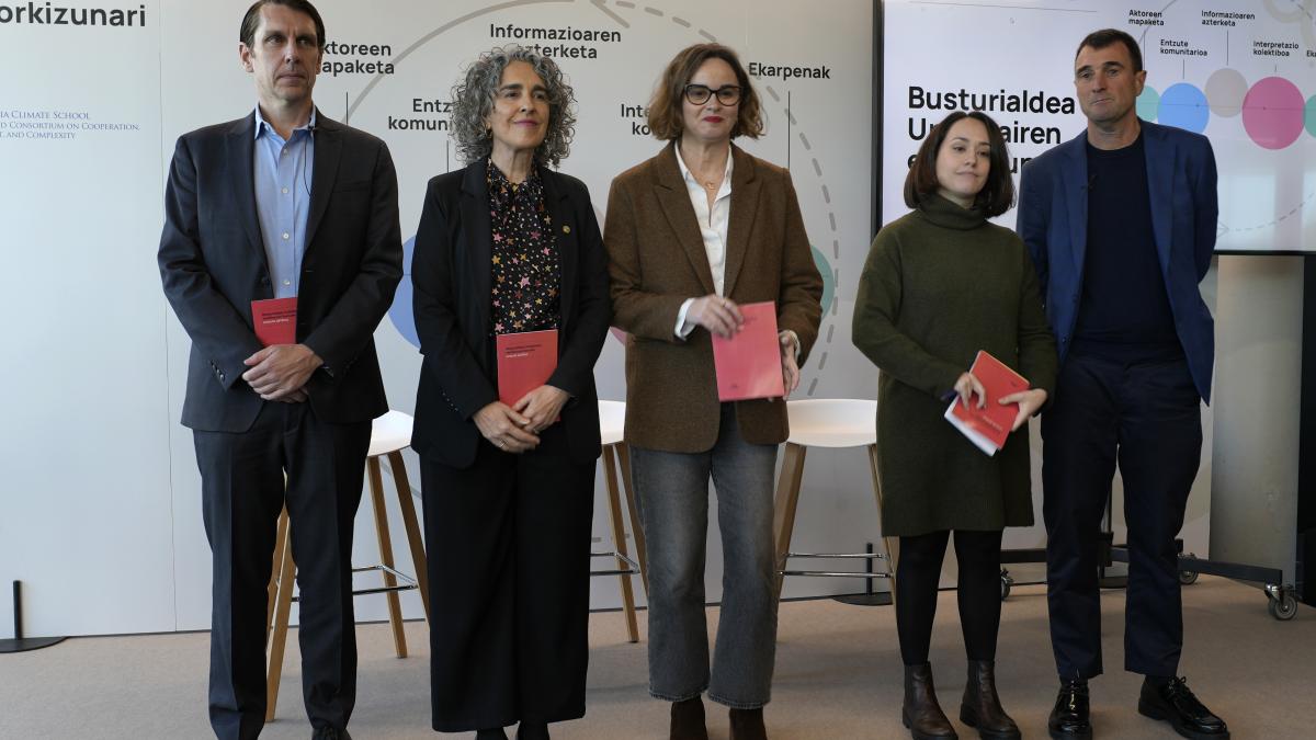 La Diputada General de Bizkaia Elixabete Etxanobe y la Vicelehendakari primera y consejera de Cultura y Política Lingüística del Gobierno Vasco Ibone Bengoetxea han presentado esta mañana en Gernika el proceso de escucha activa sobre el proyecto Guggenheim en la comarca Busturialdea-Urdaibai. 