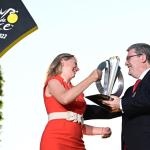 El Alcalde de Bilbao Juan Maria Aburto recoge el trofeo de la Grand Depart del Tour de Francia