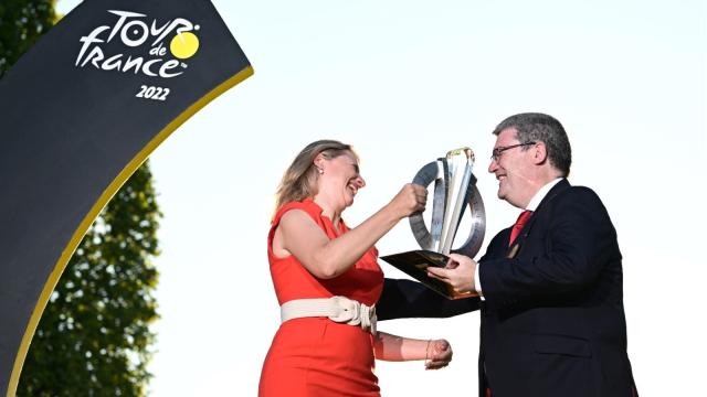 El Alcalde de Bilbao Juan Maria Aburto recoge el trofeo de la Grand Depart del Tour de Francia