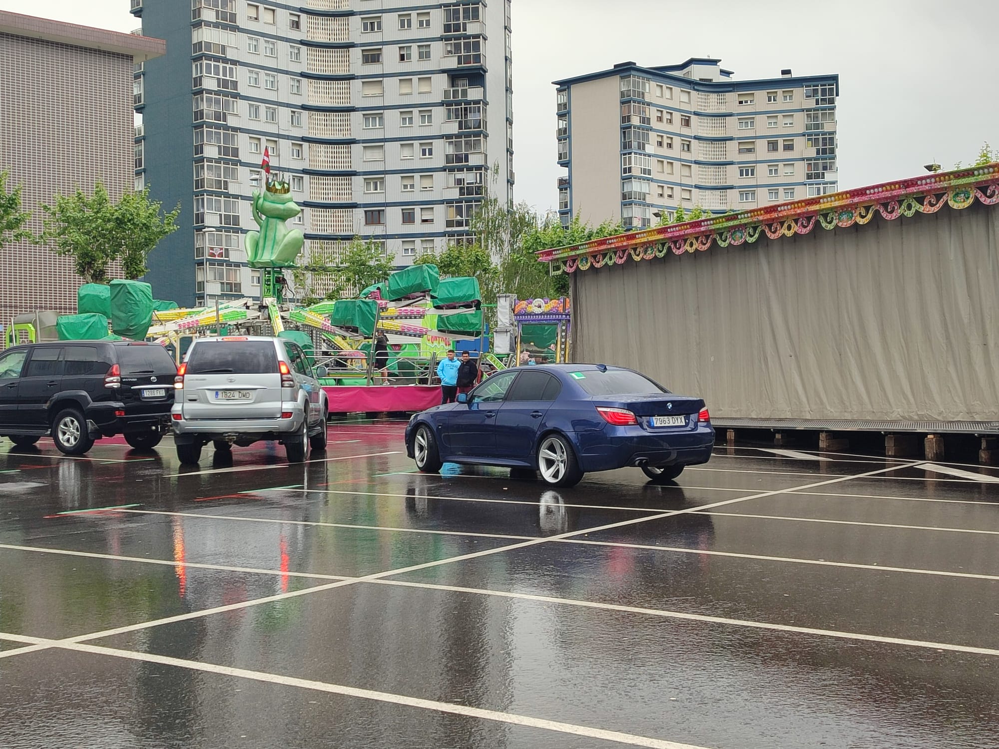 Como cada año en el parking de Cruces se han instalado las barracas y el escenario para los conciertos| ONDA VASCA