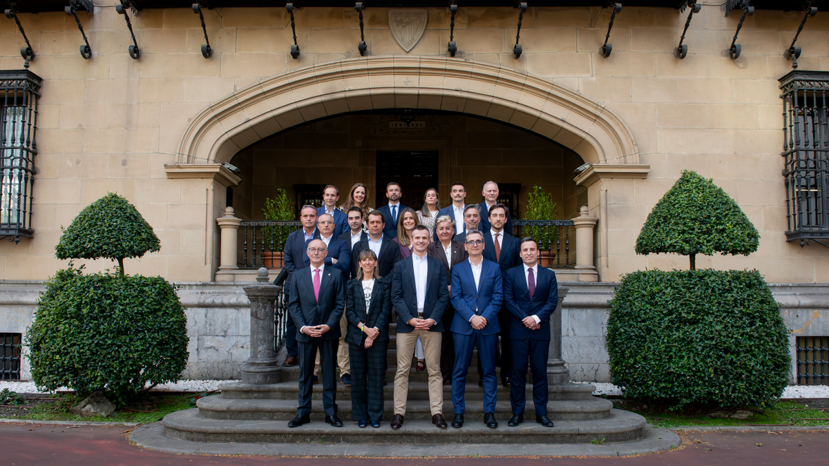 La nueva junta directiva rojiblanca encabezada por Uriarte posa en la escalinata de Ibaigane. / ATHLETIC CLUB