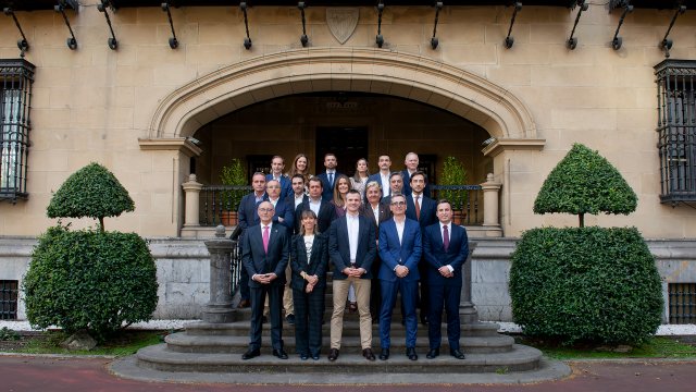 La nueva junta directiva rojiblanca encabezada por Uriarte posa en la escalinata de Ibaigane. / ATHLETIC CLUB