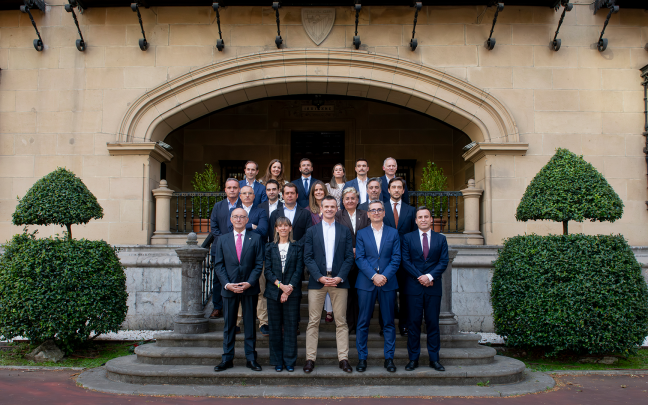 La nueva junta directiva rojiblanca encabezada por Uriarte posa en la escalinata de Ibaigane. / ATHLETIC CLUB