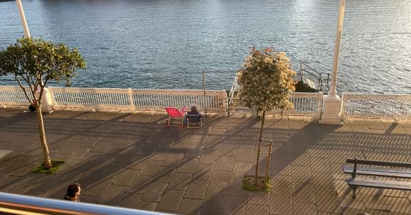 Una persona hace guardia en el muelle Churruca en Portugalete. ONDA VASCA