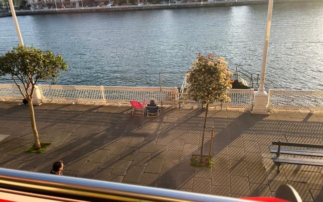Una persona hace guardia en el muelle Churruca en Portugalete. ONDA VASCA