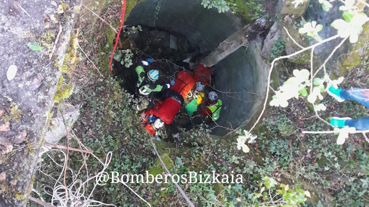 Pozo de Lemoa donde cayó el menor. BOMBEROS DE BIZKAIA X