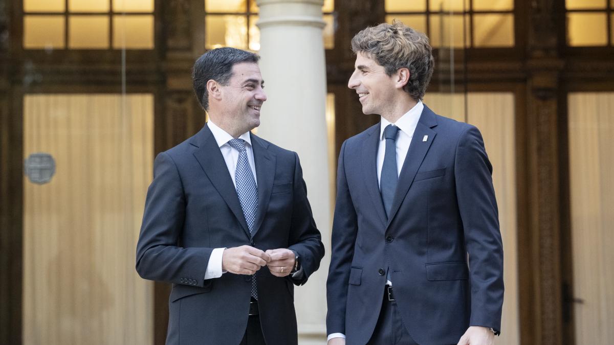 El lehendakari Imanol Pradales recibe al alcalde de Donostia Jon Insausti en Ajuria Enea. IREKIA 