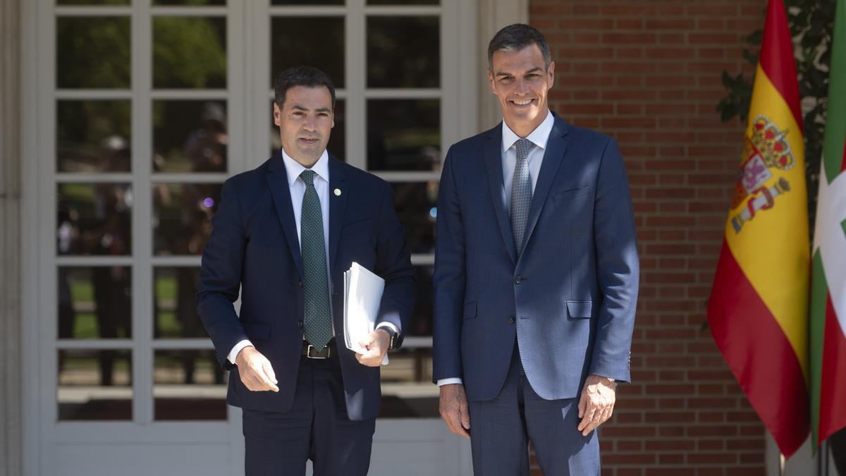 El lehendakari Pradales y el presidente Sánchez posan para la prensa instantes antes de entrar a La Moncloa para hablar sobre los traspasos pendientes. Alberto Ortega