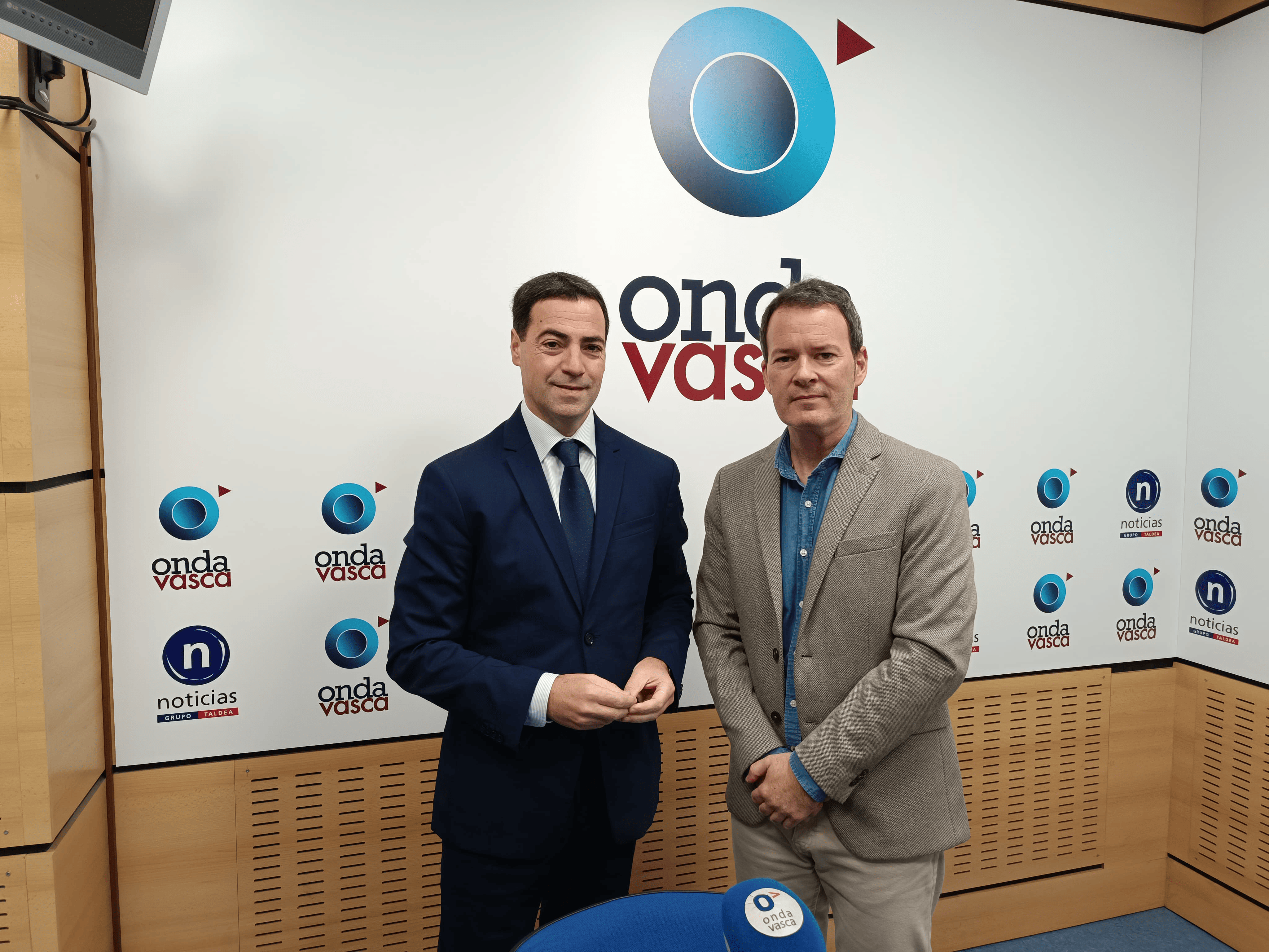 Imanol Pradales con Txema Gutiérrez en los estudios de ONDA VASCA