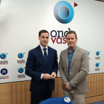 Imanol Pradales con Txema Gutiérrez en los estudios de ONDA VASCA