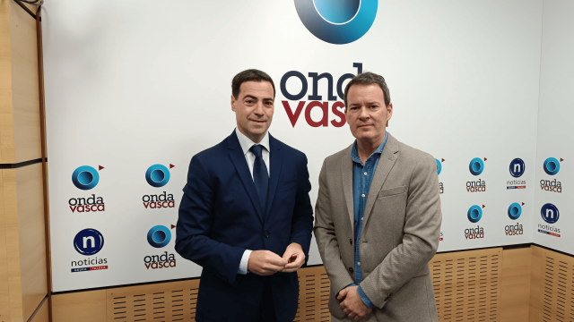 Imanol Pradales con Txema Gutiérrez en los estudios de ONDA VASCA