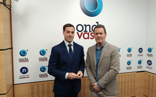 Imanol Pradales con Txema Gutiérrez en los estudios de ONDA VASCA