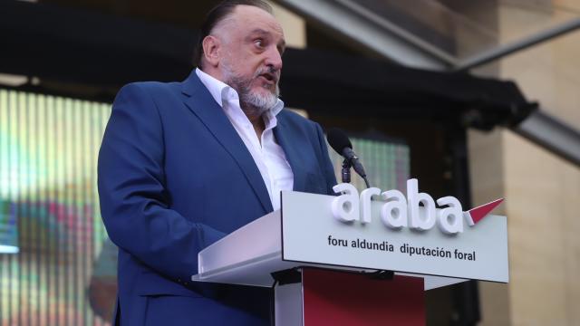 El actor Fernando Albizu, durante el pregón de las fiestas de San Prudencio y Nuestra Señora de Estíbaliz. Fotos: Diputación Foral de Araba