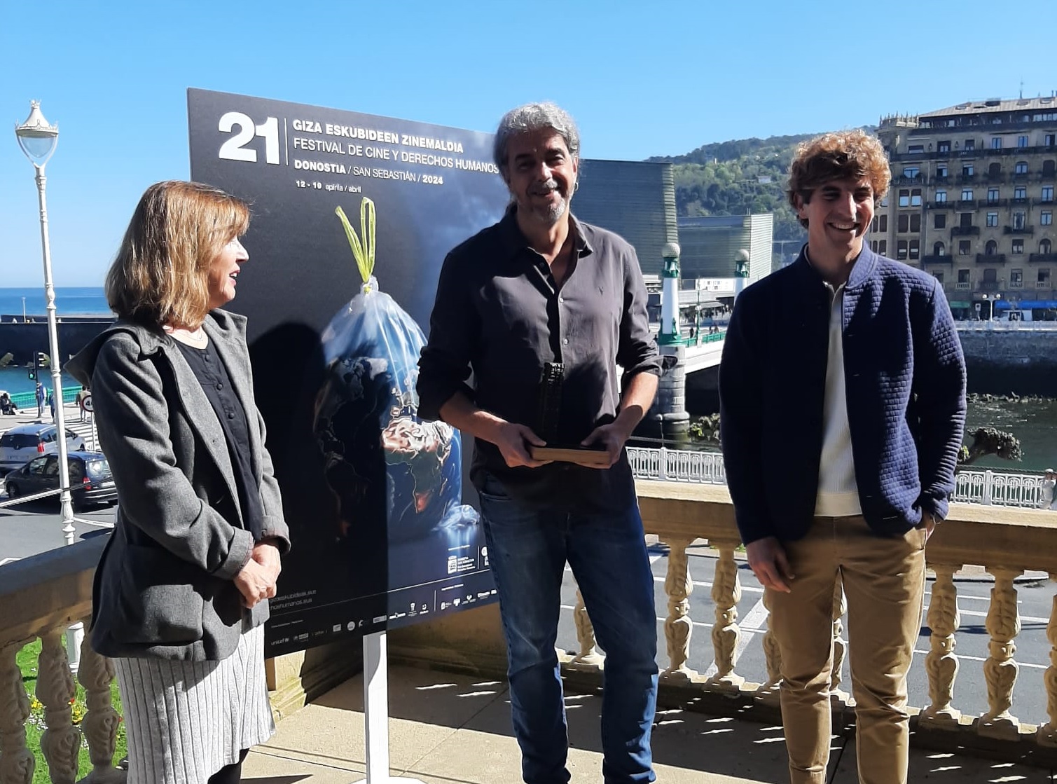 Los concejales Jon Insausti y Ana López con Fernando León de Aranoa, esta mañana en la terraza del Teatro Victoria Eugenia de Donostia