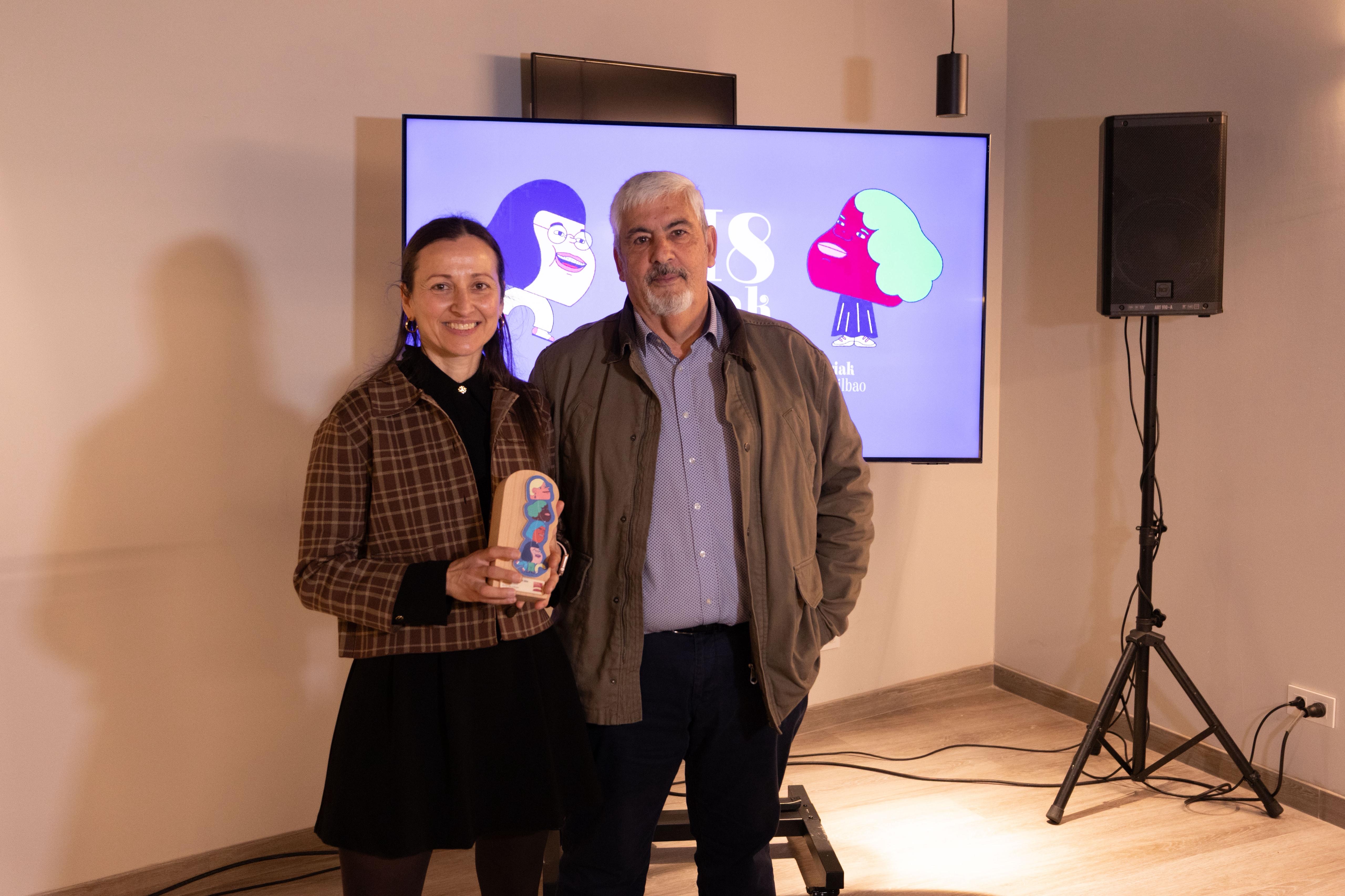 Rebeca García, galardonada con el Premio a la Innovación, junto con Mitxel Guantes, presidente de la Asociación de Comerciantes de San Francisco, Bilbao La Vieja y Zabala