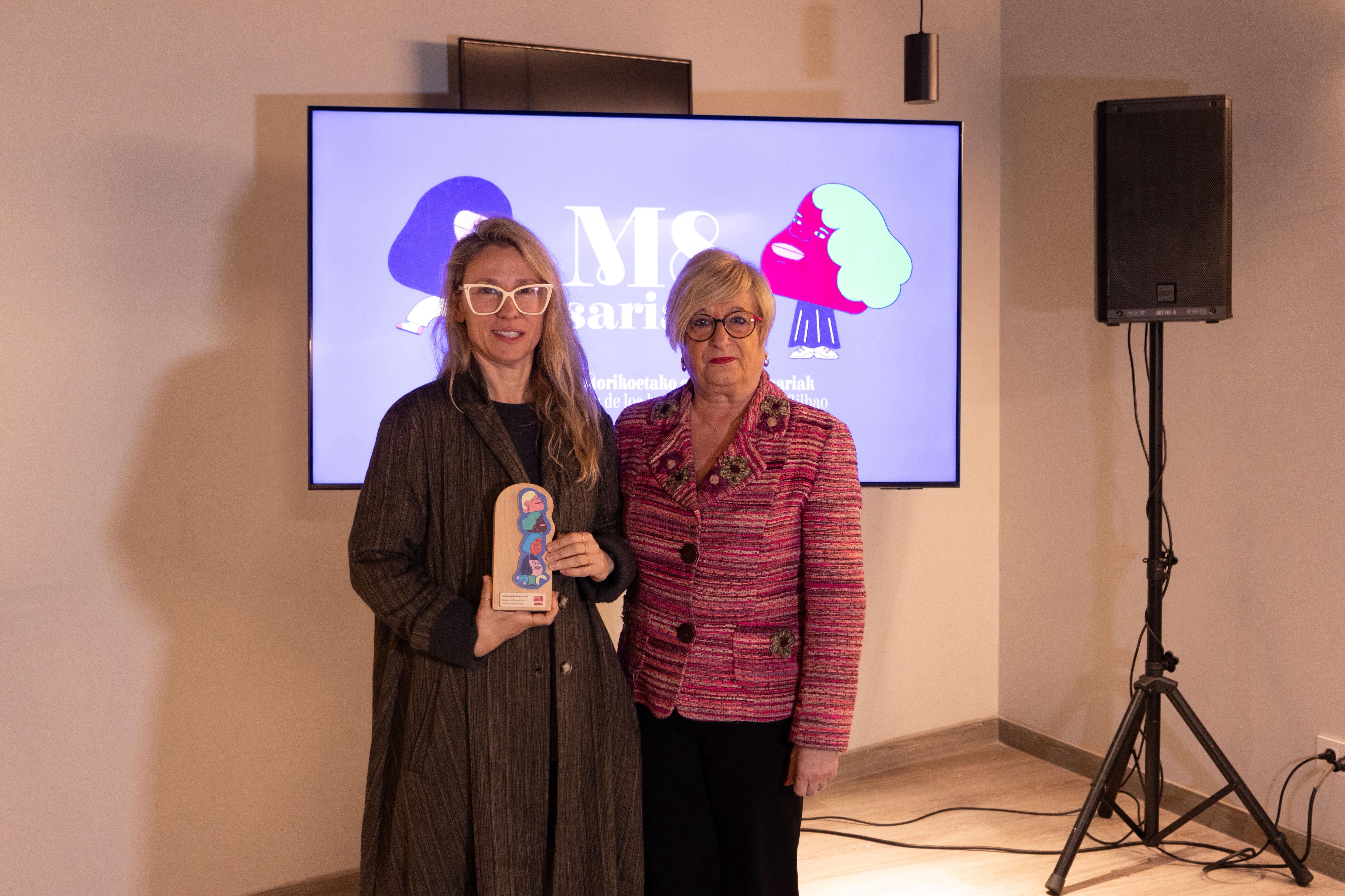 Eugenia Griffero Fabre, distinguida con el Premio a la Labor de Mecenazgo y Promoción Cultural, junto a Itziar Urtasun, concejala de Igualdad del Ayuntamiento de Bilbao