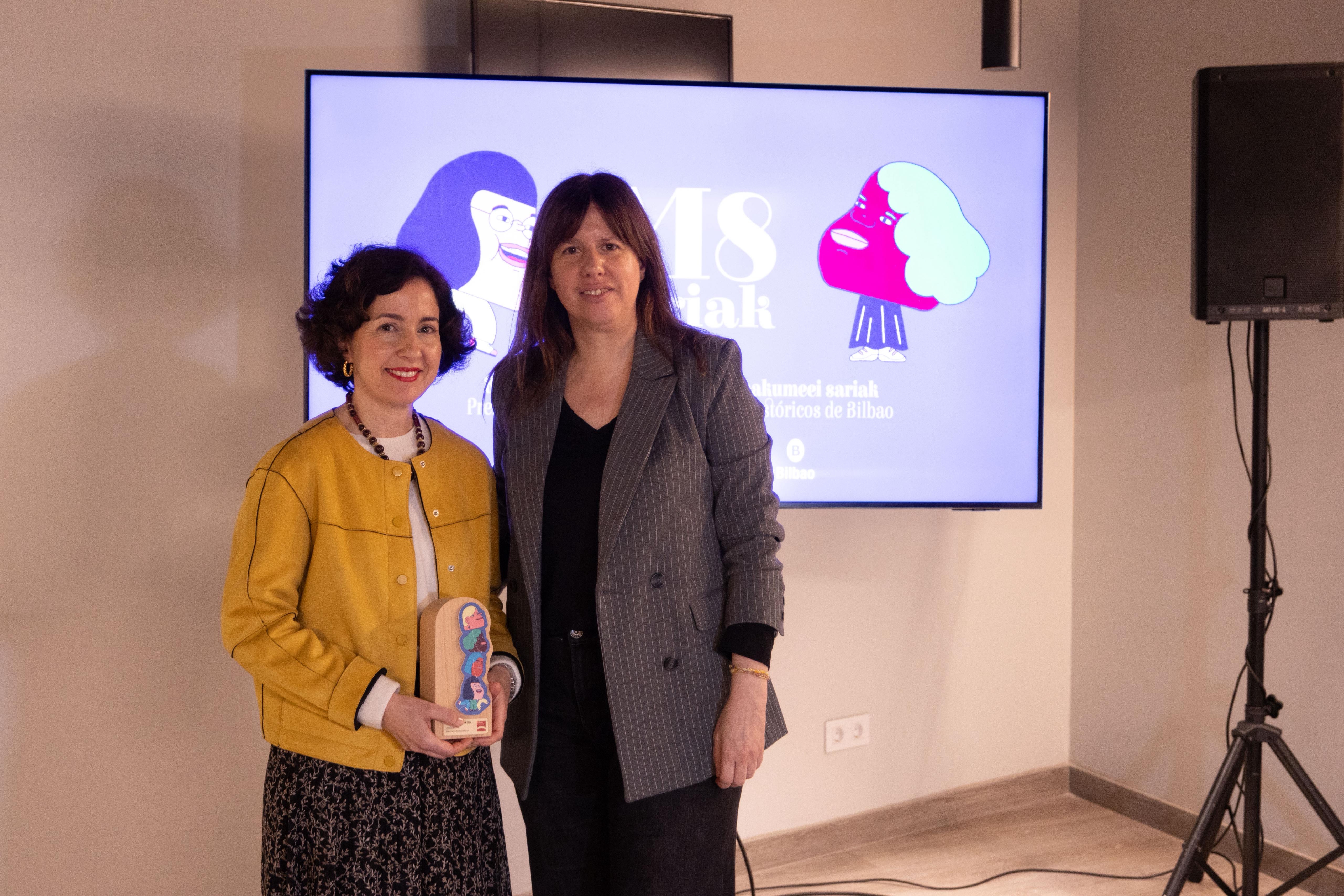 María Uriarte, Premio a la Trayectoria, junto con Janire Torvisco, directora de la Asociación de Comerciantes del Casco Viejo