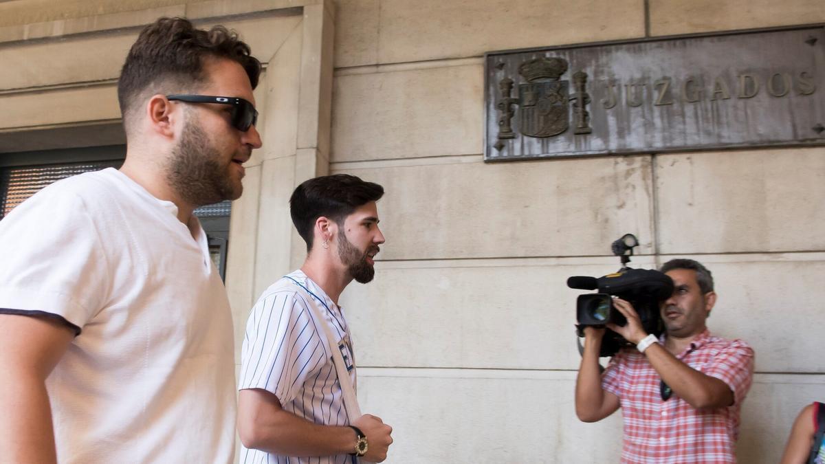José Ángel Prenda (i) y Jesús Escudero (2i), dos de los cinco integrantes de "La Manada" Raúl Caro