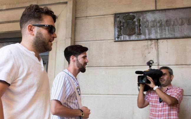 José Ángel Prenda (i) y Jesús Escudero (2i), dos de los cinco integrantes de "La Manada" Raúl Caro José Ángel Prenda (i) y Jesús Escudero (2i), dos de los cinco integrantes de "La Manada" Raúl Caro
