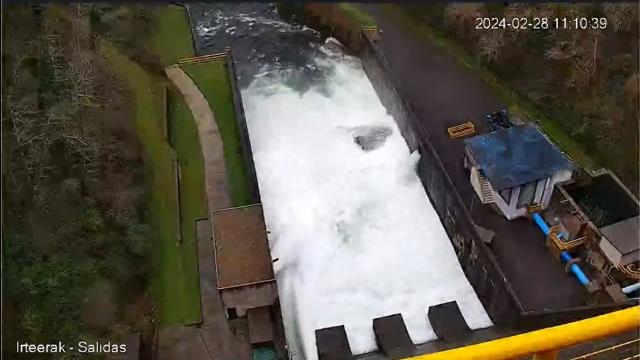 La presa de Añarbe ha abierto sus compuertas esta mañana