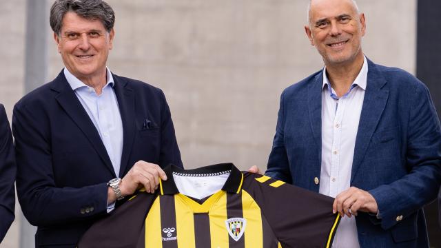 José Ángel Palomo y Ricardo Arana posan con la nueva camiseta / Barakaldo CF