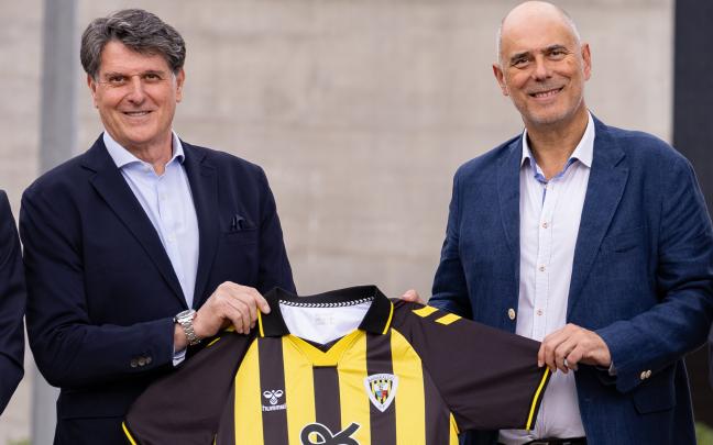 José Ángel Palomo y Ricardo Arana posan con la nueva camiseta / Barakaldo CF