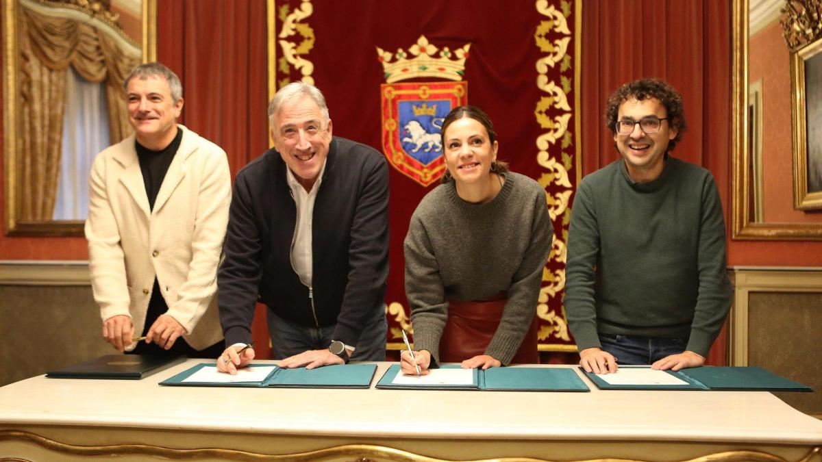 Firma del acuerdo presupuestario. Javier Bergasa 