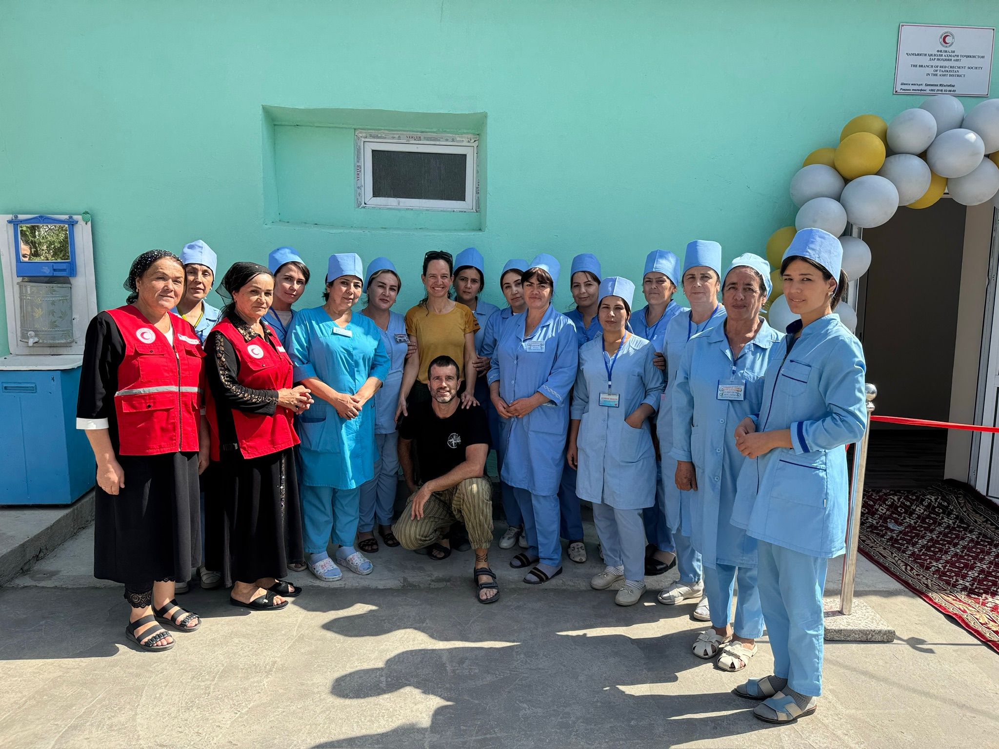 Xabier Luna y Sheila Sevilla en la inauguración del primer proyecto que están impulsando con su iniciativa solidaria