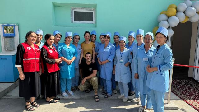Xabier Luna y Sheila Sevilla en la inauguración del primer proyecto que están impulsando con su iniciativa solidaria