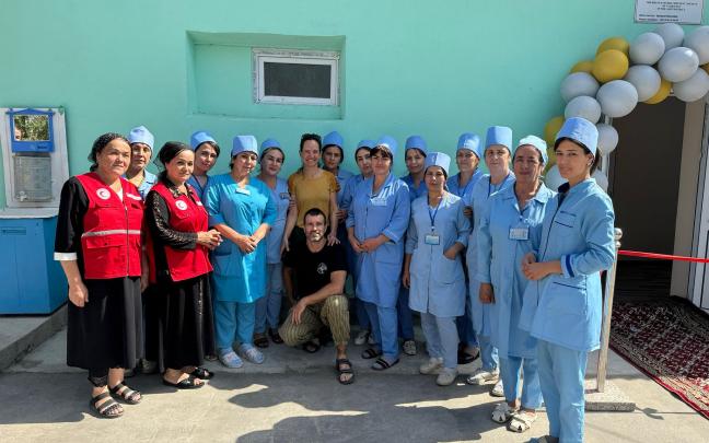 Xabier Luna y Sheila Sevilla en la inauguración del primer proyecto que están impulsando con su iniciativa solidaria