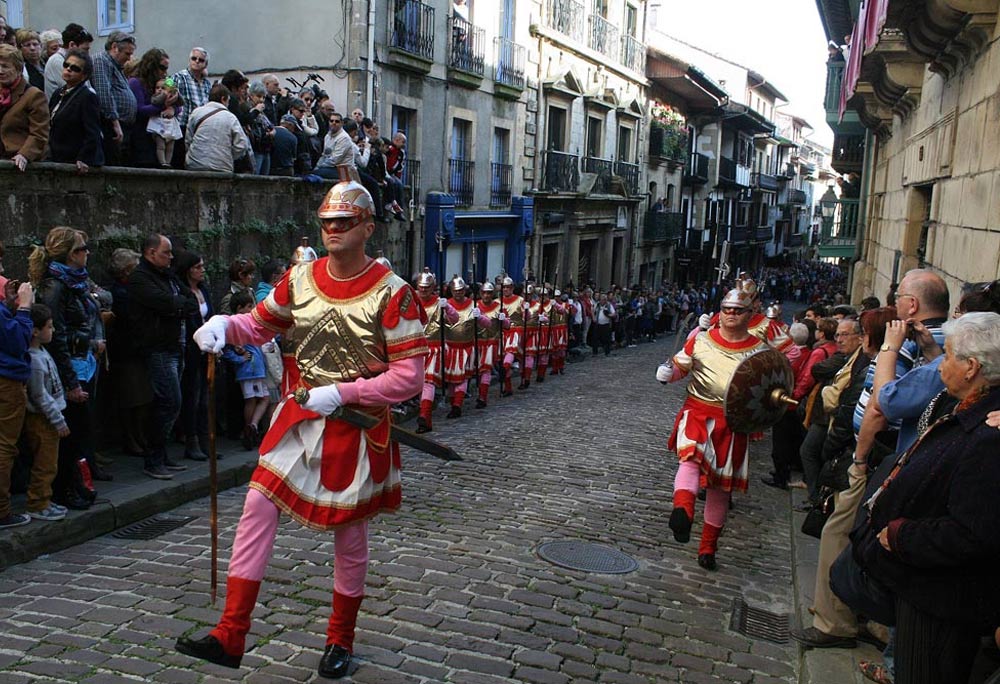 Procesión en Hondarribia durante la Semana Santa. Foto: hondarribia.eus