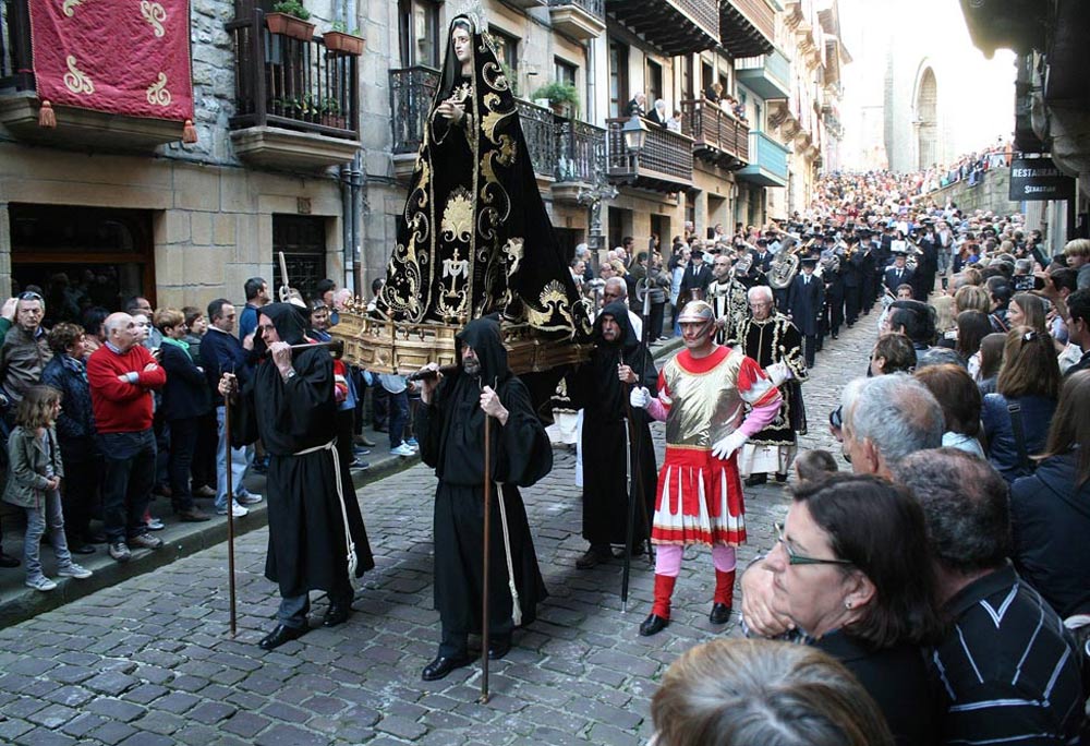 Procesión en Hondarribia durante la Semana Santa. Foto: hondarribia.eus