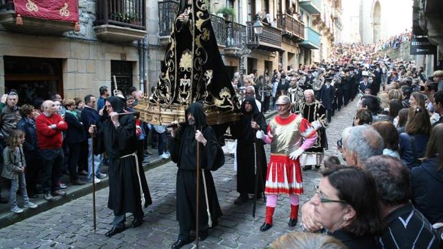 Procesión en Hondarribia durante la Semana Santa. Foto: hondarribia.eus