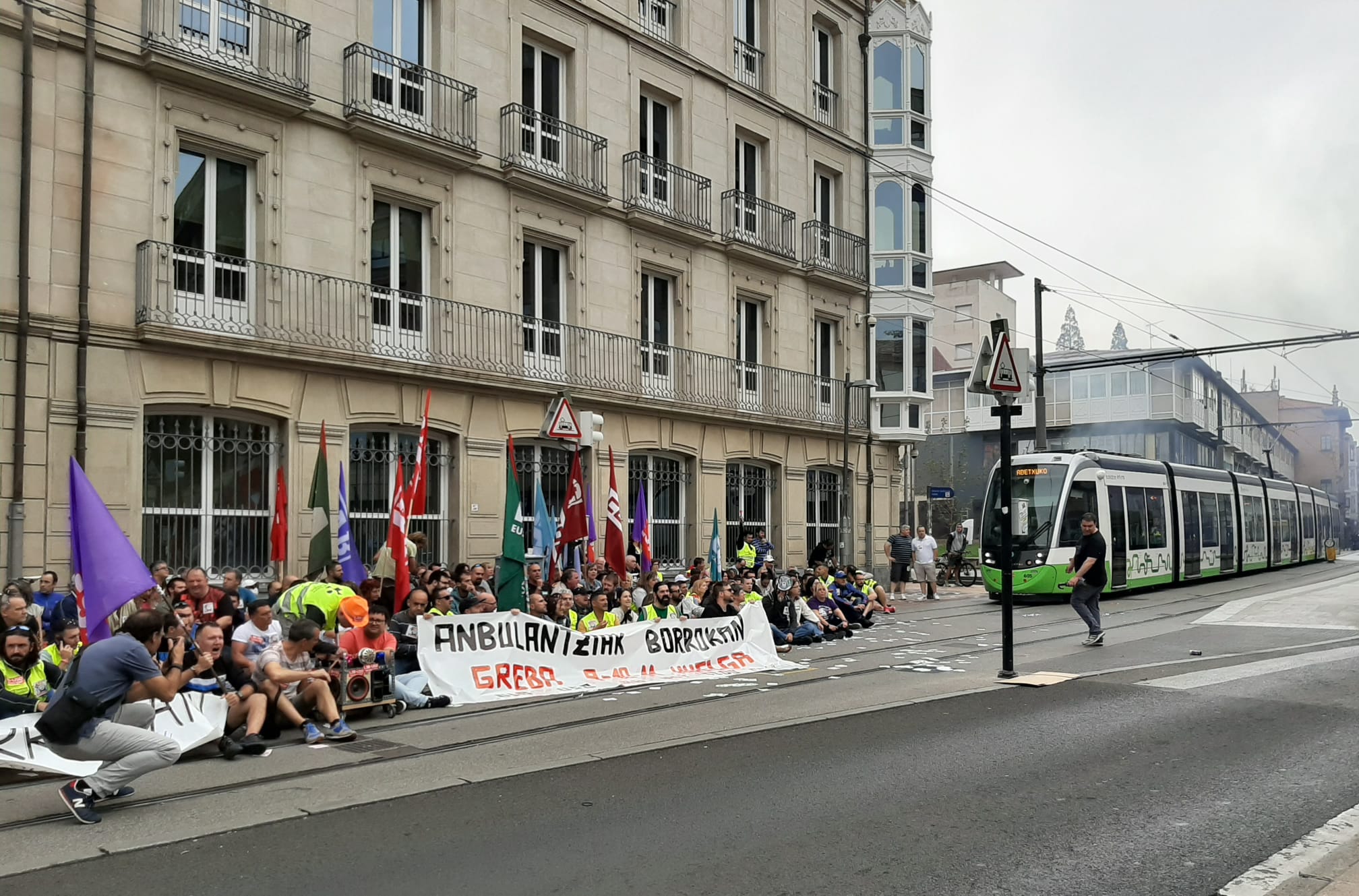 Trabajadores de las ambulancias de emergencias invaden las vías del tranvía frente al Parlamento Vasco