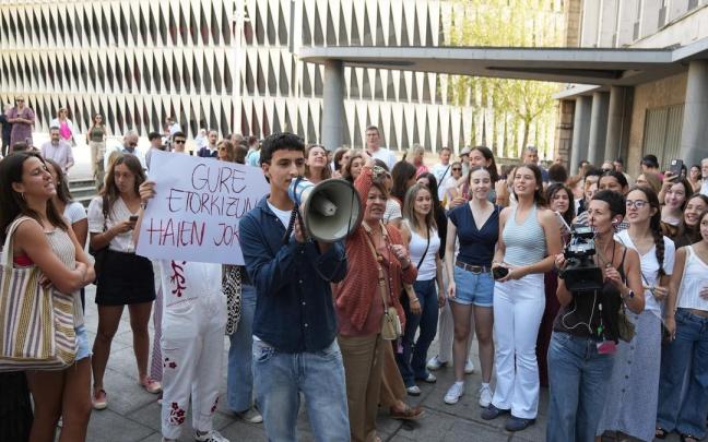 Protesta por los ceros en el examen de euskera de la PAU / Markel Fernández