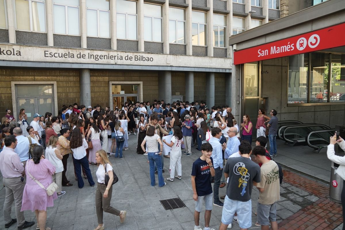 Afectados por el cero en euskera protestan en Bilbao. MARKEL FERNÁNDEZ
