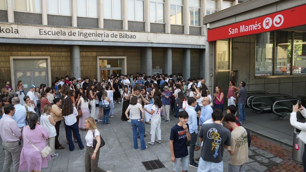 Afectados por el cero en euskera protestan en Bilbao. MARKEL FERNÁNDEZ
