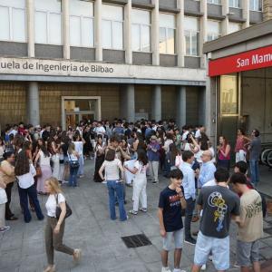 Afectados por el cero en euskera protestan en Bilbao. MARKEL FERNÁNDEZ