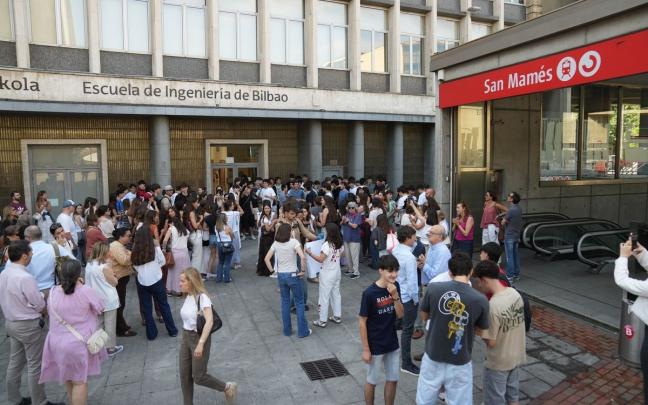 Afectados por el cero en euskera protestan en Bilbao. MARKEL FERNÁNDEZ