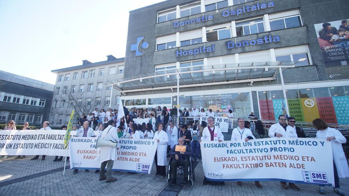 Concentración de los médicos en el Hospital Donostia. Ruben Plaza