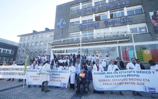 Concentración de los médicos en el Hospital Donostia. Ruben Plaza