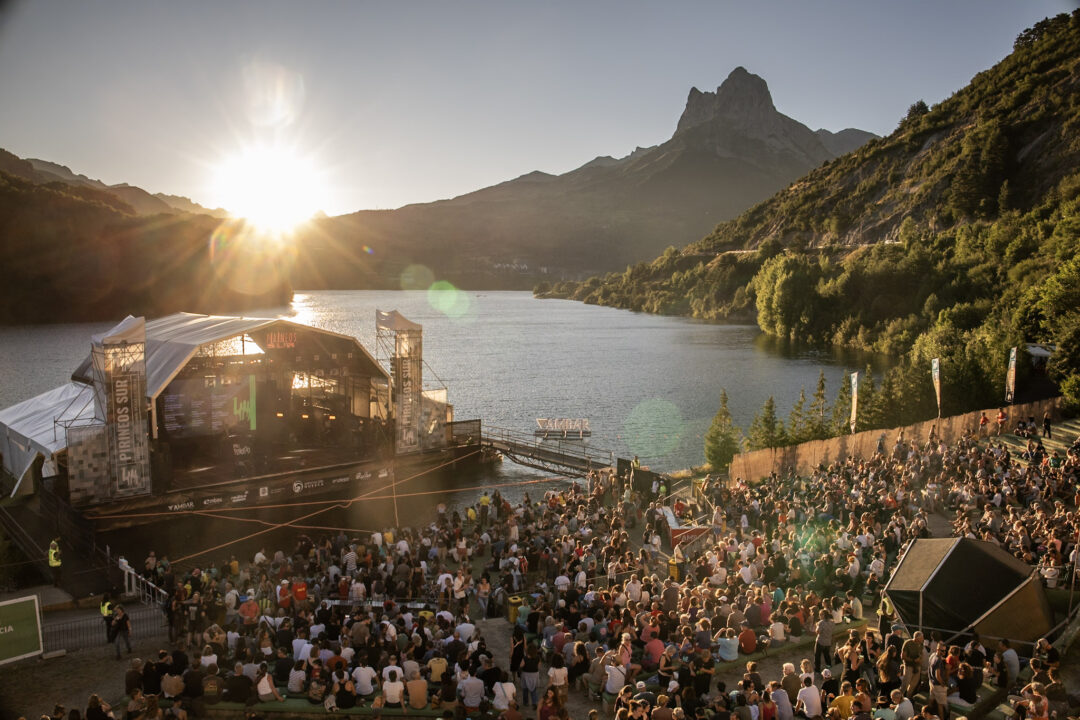 Escenario del festival Pirineos Sur, sobre las aguas del pantano de Lanuza | Imagen: Cedida